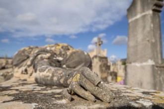 Heartbroken woman sculpture, Tomàs Vila, grave of the Garau de Son Pons family, Llucmajor cemetery,