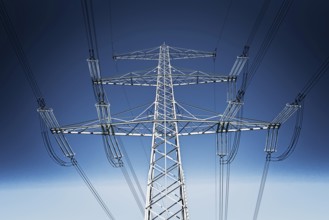 High-voltage pylon, electricity costs, power failure, power grid