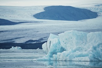 Massive icebergs in a vast icy landscape, iceberg, glacier, snow, ice rock, ice diamont, glacier