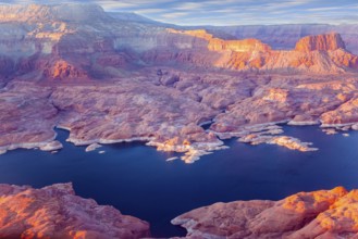U.S. The coast of Lake Powell is cut by narrow canyons. Grandiose huge lake of artificial origin