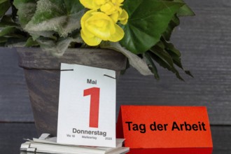 May Day: The page of a tear-off calendar shows the date 1 May, next to it a piece of paper with the