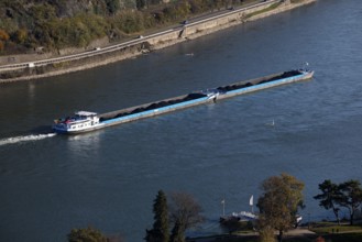 Inland waterway vessel, coupled convoy, motor vessel with barge on the Rhine in Bacharach, Upper