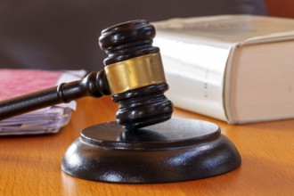 Symbolic image of a court hearing: close-up of a judge's gavel