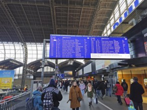 Display departure times, Haubtbahnhof, Hamburg, Germany, Europe