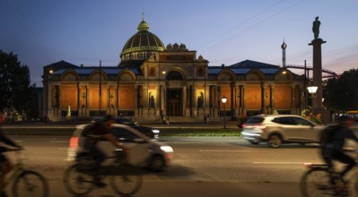 Cyclist, illuminated Ny Carlsberg Glyptotek or New Carlsberg Glyptotek in the evening, Art Museum