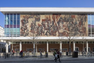 Kulturpalst from 1969, it is the home venue of the Dresden Philharmonic Orchestra, the cabaret