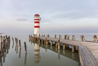 Leuchtturm im Morgenlicht, Langzeitbelichtung, Podersdorf am See, Neusiedlersee, Burgenland,