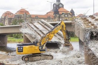 After the collapse of parts of the Carola Bridge, demolition work began on the Old Town side. The