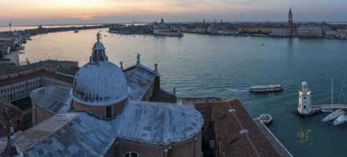 Abendstimmung bei Sonnenuntergang, Ausblick von Kirche San Giorgio Maggiore zur Basilika Santa