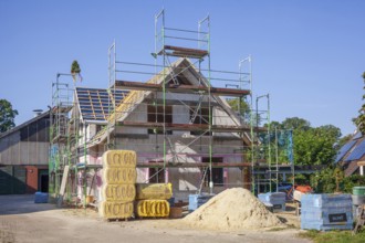Scaffolded detached house, building site, shell construction, Fischerhude, Lower Saxony, Germany,