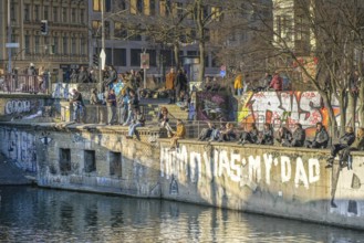 People, Leisure, Winter sun, Paul-Lincke-Ufer, Landwehrkanal, Kreuzberg, Friedrichshain-Kreuzberg,