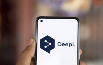 deepl logo is displayed on smartphone