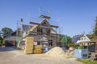Scaffolded detached house, building site, shell construction, Fischerhude, Lower Saxony, Germany,