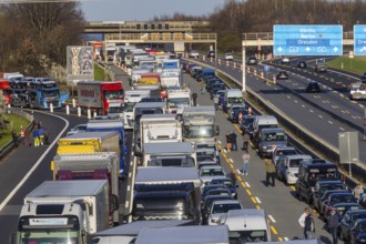 A lorry carrying hazardous goods caught fire on the A4 motorway at the Dresdner Tor service station