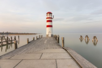 Leuchtturm im Morgenlicht, Langzeitbelichtung, Podersdorf am See, Neusiedlersee, Burgenland,