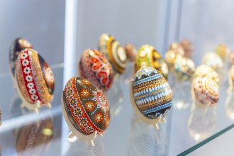 In the atmospheric setting of the Jägerhof, virtuoso and naive folk art from Saxony can be seen in