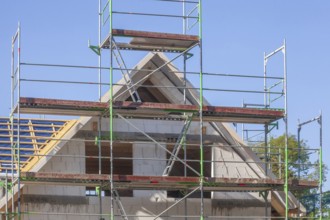 Scaffolded detached house, building site, shell construction, Fischerhude, Lower Saxony, Germany,