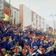 1980050168, East Berlin, 01.05.1980, Karl-Marx-Allee, cheering young members of the Free German