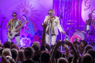 Jake Kiley (guitarist) and Spike Slawson (singer) from Me First and the Gimme Gimmes live at SO36,
