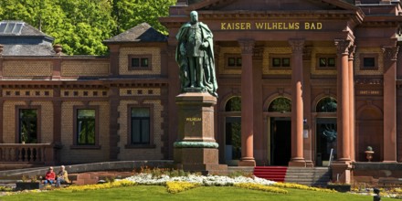 Kaiser-Wilhelms-Bad with monument to Kaiser Wilhelm I in the spa gardens of Bad Homburg vor der