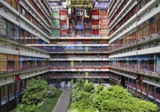 RWTH Aachen University Hospital, inner courtyard, technical modernism, visible building technology
