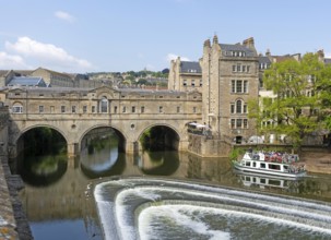Boat trip at Pulteney Bridge, River Avon weir, city of Bath, north east Somerset, England, UK
