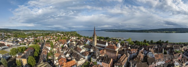 Luftbild, Panorama von der Stadt Radolfzell am Bodensee mit dem Radolfzeller Münster am Abend,