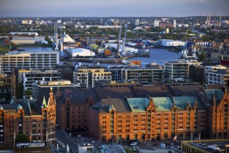 Stadtansicht von oben mit der Speicherstadt, der HafenCity und dem Hafen, Hamburg, Deutschland