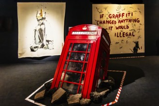 Banksy - Submerged Phonebooth, Wandel der Kommunikation, 2006, Soho, London, UK, exhibition The