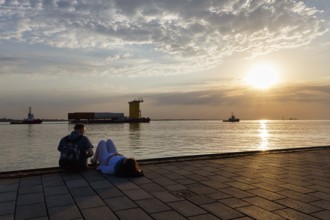 Tourists enjoying the view, sunset on the Weser, pier Seebäderkaje, pontoon, Willy-Brandt-Platz,