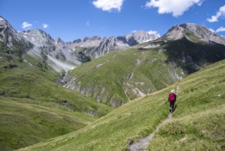 Mountaineer on hiking trail in Dabertal, Lasörling Höhenweg, Lasörling Group, Hohe Tauern National