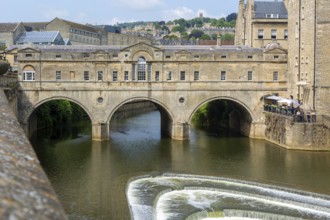 Pulteney Bridge and River Avon weir, city of Bath, north east Somerset, England, UK