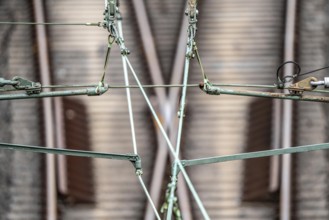 Traction current, overhead line, detail, tensioning of current-carrying lines, insulators, power