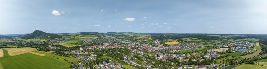 Luftbild, Panorama von der Stadt Engen im Hegau, am Horizont der Hegauvulkan Hohenhewen, Landkreis