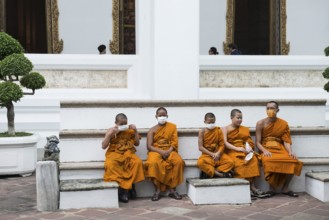 Buddhist monks, Wat Pho, Bangkok, Thailand, Asia