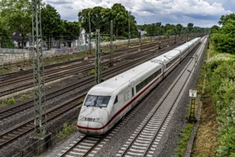 ICE 2 train on the line between Bochum and Dortmund, near Dortmund-Marten, multi-lane line for