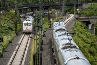 ICE 2, left, ICE 4 train on the line between Bochum and Dortmund, near Dortmund-Marten, multi-lane