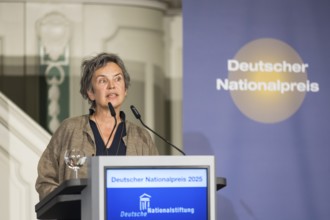 Joana Breidenbach (member of the Senate of the German National Foundation) holds the laudatory
