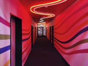 Red illuminated corridor to the individual rooms in the youth hostel Auf dem Stintfang, St. Pauli,