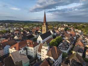 Luftbild von der Stadt Radolfzell am Bodensee mit dem Radolfzeller Münster von der Abendsonne