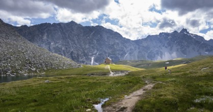 Hikers in front of the Neue Reichenberger Hütte, Hohe Tauern, Austria, Europe