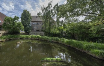 Historic farmhouses by a village pond, Kleingeschaidt, Middle Franconia, Bavaria, Germany, Europe