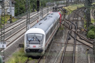 IC train, Intercity, on the line between Bochum and Dortmund, at Dortmund-Marten, multi-track line