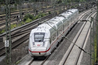 ICE 4 train on the line between Bochum and Dortmund, near Dortmund-Marten, multi-lane line for