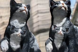 Artificial cats with kittens, as garden decoration in a garden centre, Allgäu, Bavaria, Germany,
