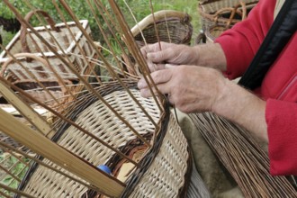 Basket maker