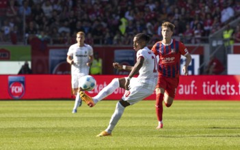 Football match, Junior ADAMU SC Freiburg left with pass to the left, Paul WANNER 1.FC Heidenheim