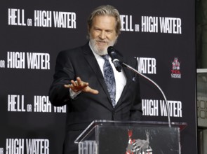Jeff Bridges at Jeff Bridges Hand And Footprint Ceremony held at the TCL Chinese Theatre IMAX in