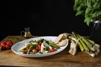 Asparagus salad with strawberries, tomatoes and goat's cheese