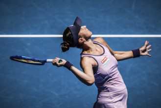MELBOURNE, AUSTRALIA - JANUARY 19: Belinda Bencic of Switzerland serves to Coco Gauff of USA on day
